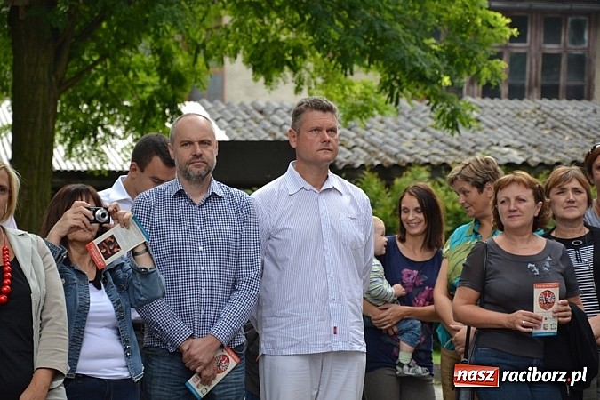 Zdjęcie w galerii na portalu naszraciborz.pl: Idą szlakiem Sobieskiego i sadzą lipy wiadomości z regionu