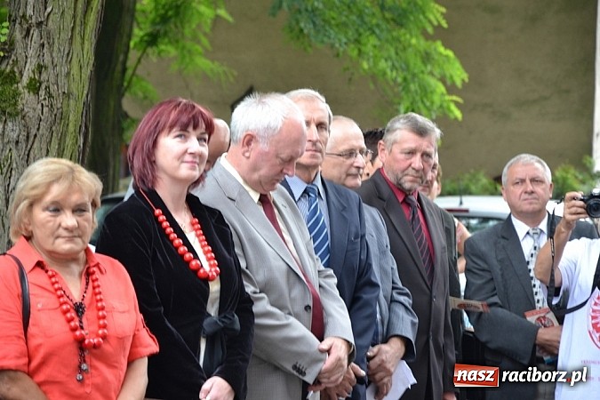 Zdjęcie w galerii na portalu naszraciborz.pl: Idą szlakiem Sobieskiego i sadzą lipy wiadomości z regionu