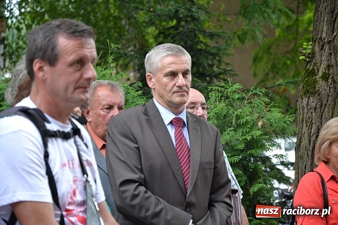 Zdjęcie w galerii na portalu naszraciborz.pl: Idą szlakiem Sobieskiego i sadzą lipy wiadomości z regionu