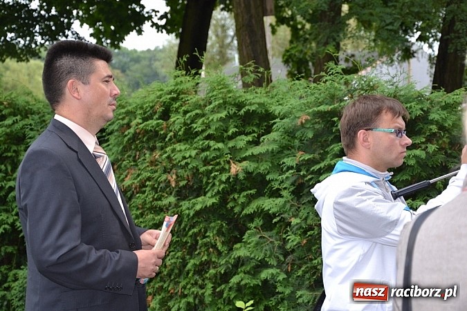 Zdjęcie w galerii na portalu naszraciborz.pl: Idą szlakiem Sobieskiego i sadzą lipy wiadomości z regionu