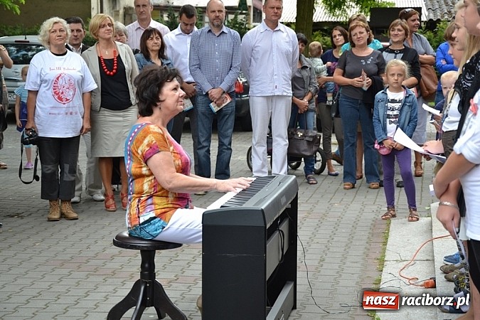 Zdjęcie w galerii na portalu naszraciborz.pl: Idą szlakiem Sobieskiego i sadzą lipy wiadomości z regionu