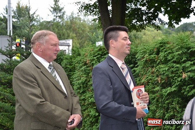 Zdjęcie w galerii na portalu naszraciborz.pl: Idą szlakiem Sobieskiego i sadzą lipy wiadomości z regionu