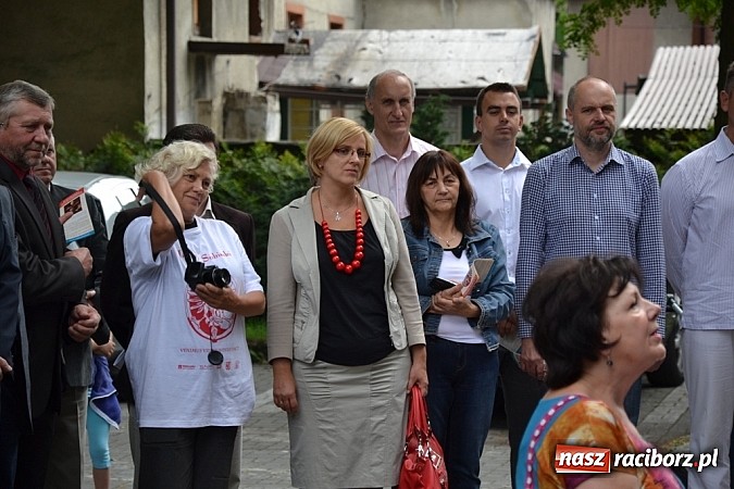 Zdjęcie w galerii na portalu naszraciborz.pl: Idą szlakiem Sobieskiego i sadzą lipy wiadomości z regionu