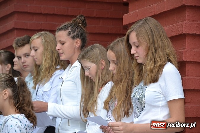 Zdjęcie w galerii na portalu naszraciborz.pl: Idą szlakiem Sobieskiego i sadzą lipy wiadomości z regionu