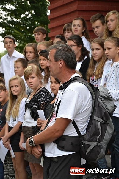 Zdjęcie w galerii na portalu naszraciborz.pl: Idą szlakiem Sobieskiego i sadzą lipy wiadomości z regionu