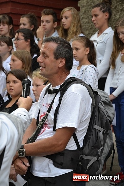 Zdjęcie w galerii na portalu naszraciborz.pl: Idą szlakiem Sobieskiego i sadzą lipy wiadomości z regionu