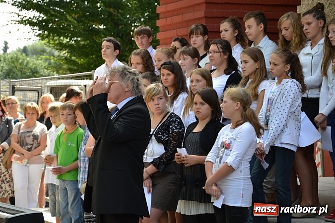 Zdjęcie w galerii na portalu naszraciborz.pl: Idą szlakiem Sobieskiego i sadzą lipy wiadomości z regionu