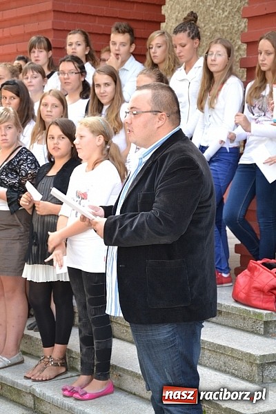 Zdjęcie w galerii na portalu naszraciborz.pl: Idą szlakiem Sobieskiego i sadzą lipy wiadomości z regionu