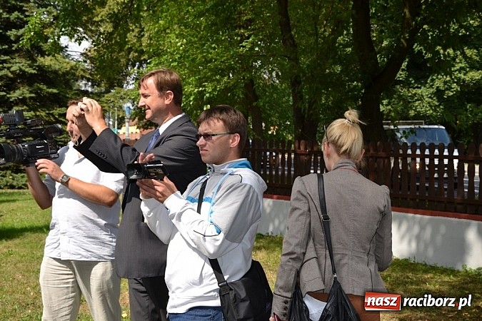 Zdjęcie w galerii na portalu naszraciborz.pl: Idą szlakiem Sobieskiego i sadzą lipy wiadomości z regionu