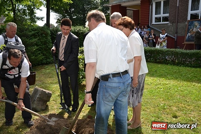 Zdjęcie w galerii na portalu naszraciborz.pl: Idą szlakiem Sobieskiego i sadzą lipy wiadomości z regionu