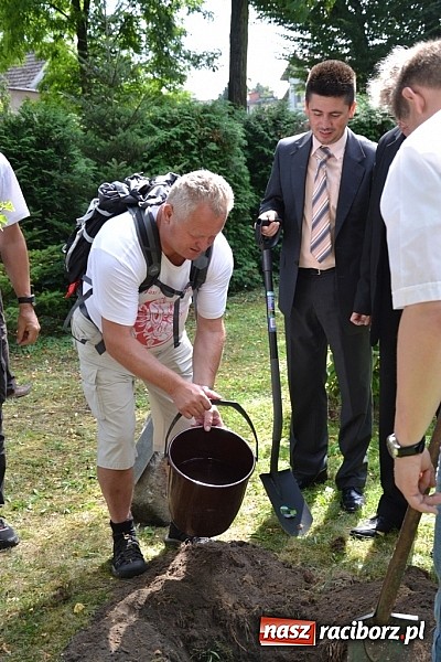Zdjęcie w galerii na portalu naszraciborz.pl: Idą szlakiem Sobieskiego i sadzą lipy wiadomości z regionu