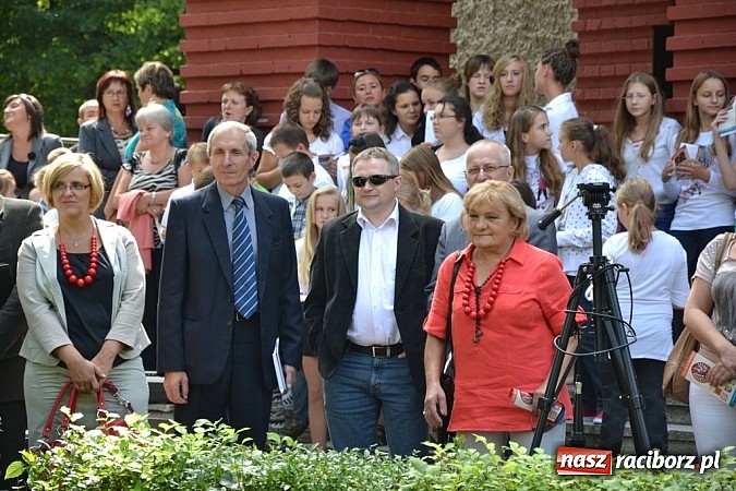 Zdjęcie w galerii na portalu naszraciborz.pl: Idą szlakiem Sobieskiego i sadzą lipy wiadomości z regionu