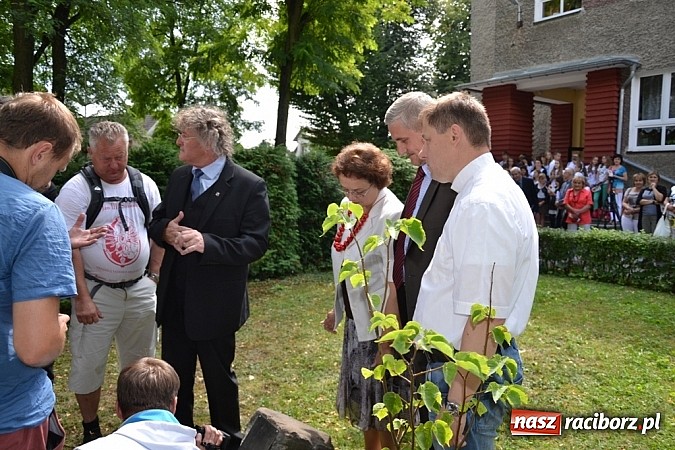 Zdjęcie w galerii na portalu naszraciborz.pl: Idą szlakiem Sobieskiego i sadzą lipy wiadomości z regionu