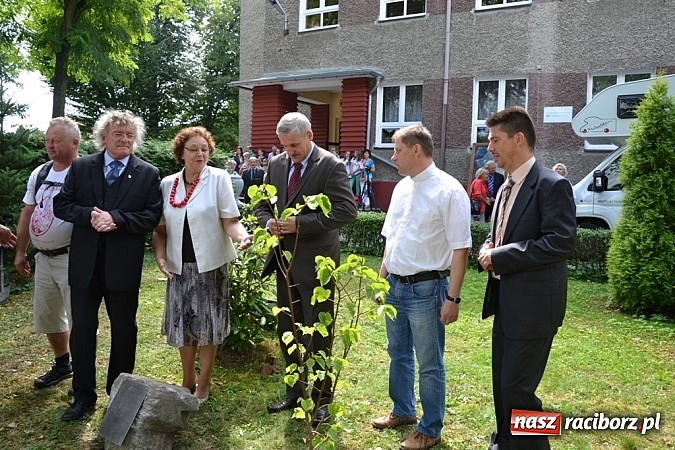 Zdjęcie w galerii na portalu naszraciborz.pl: Idą szlakiem Sobieskiego i sadzą lipy wiadomości z regionu