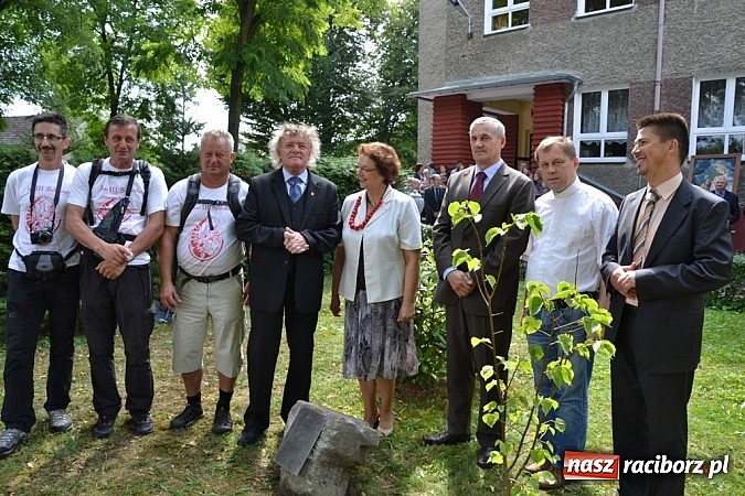 Zdjęcie w galerii na portalu naszraciborz.pl: Idą szlakiem Sobieskiego i sadzą lipy wiadomości z regionu