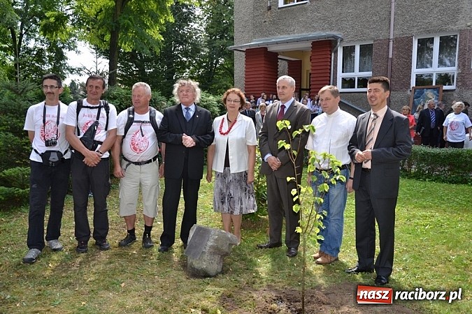 Zdjęcie w galerii na portalu naszraciborz.pl: Idą szlakiem Sobieskiego i sadzą lipy wiadomości z regionu