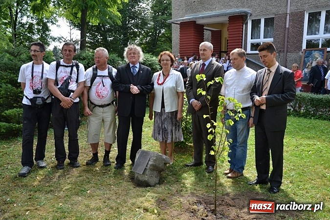 Zdjęcie w galerii na portalu naszraciborz.pl: Idą szlakiem Sobieskiego i sadzą lipy wiadomości z regionu