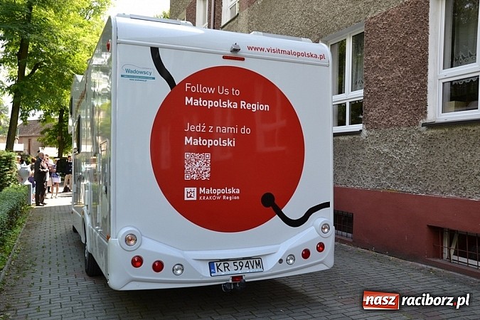 Zdjęcie w galerii na portalu naszraciborz.pl: Idą szlakiem Sobieskiego i sadzą lipy wiadomości z regionu