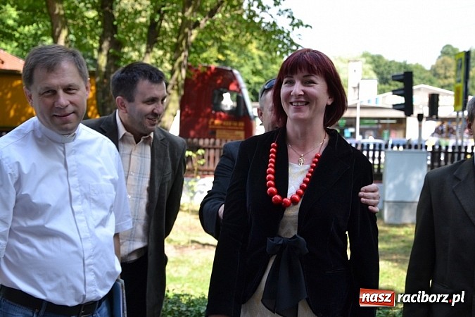 Zdjęcie w galerii na portalu naszraciborz.pl: Idą szlakiem Sobieskiego i sadzą lipy wiadomości z regionu