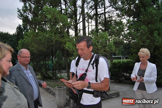 Zdjęcie w galerii na portalu naszraciborz.pl: Skromne sadzenie lipy przy SP 15 wiadomości z regionu