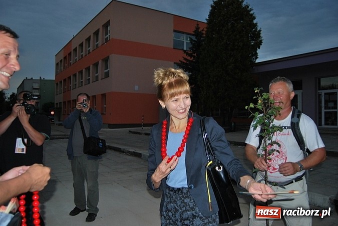 Zdjęcie w galerii na portalu naszraciborz.pl: Skromne sadzenie lipy przy SP 15 wiadomości z regionu