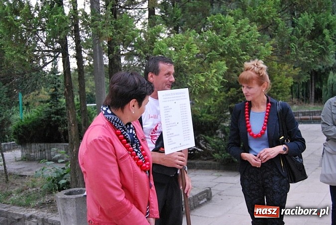 Zdjęcie w galerii na portalu naszraciborz.pl: Skromne sadzenie lipy przy SP 15 wiadomości z regionu