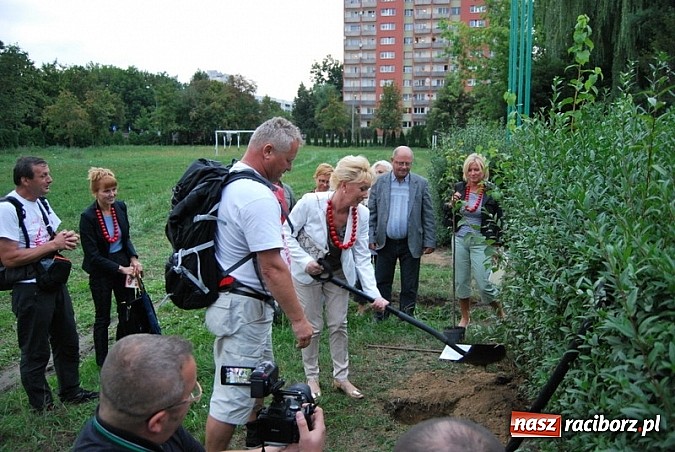 Zdjęcie w galerii na portalu naszraciborz.pl: Skromne sadzenie lipy przy SP 15 wiadomości z regionu