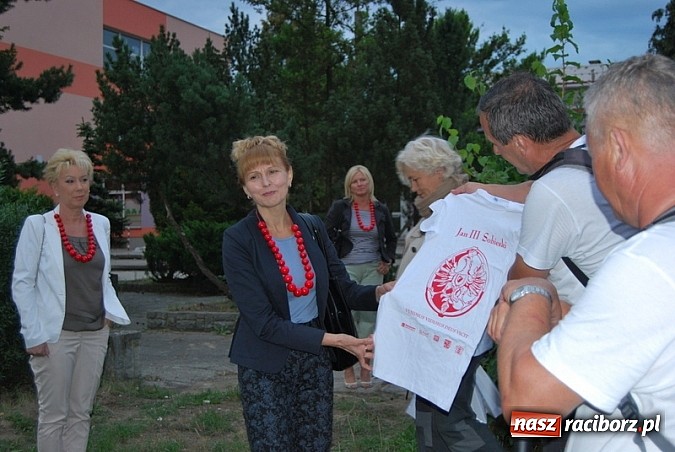 Zdjęcie w galerii na portalu naszraciborz.pl: Skromne sadzenie lipy przy SP 15 wiadomości z regionu