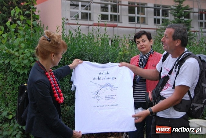 Zdjęcie w galerii na portalu naszraciborz.pl: Skromne sadzenie lipy przy SP 15 wiadomości z regionu