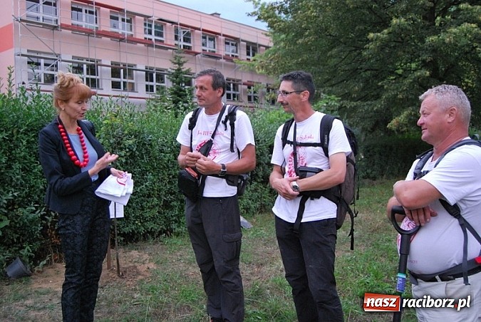 Zdjęcie w galerii na portalu naszraciborz.pl: Skromne sadzenie lipy przy SP 15 wiadomości z regionu