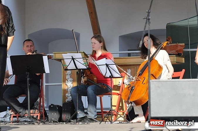 Zdjęcie w galerii na portalu naszraciborz.pl: Piękne Włoszki miały dziś próbę na zamku wiadomości z regionu