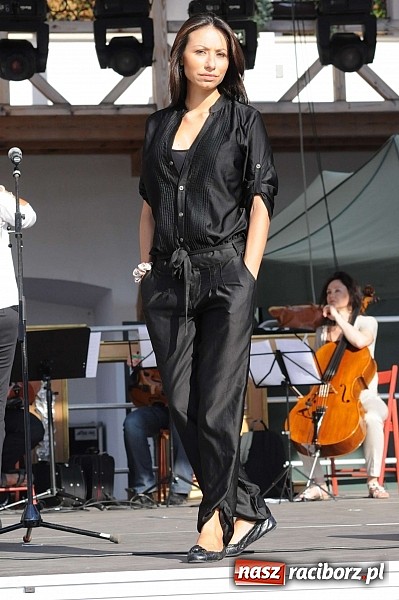 Zdjęcie w galerii na portalu naszraciborz.pl: Piękne Włoszki miały dziś próbę na zamku wiadomości z regionu