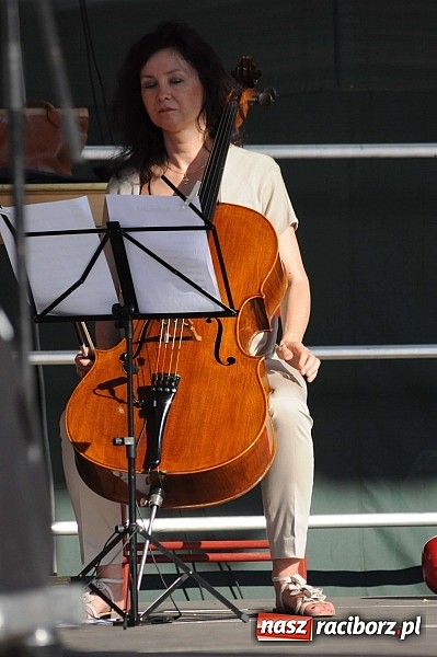 Zdjęcie w galerii na portalu naszraciborz.pl: Piękne Włoszki miały dziś próbę na zamku wiadomości z regionu