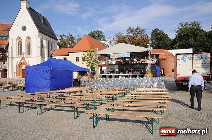 Zdjęcie w galerii na portalu naszraciborz.pl: Piękne Włoszki miały dziś próbę na zamku wiadomości z regionu