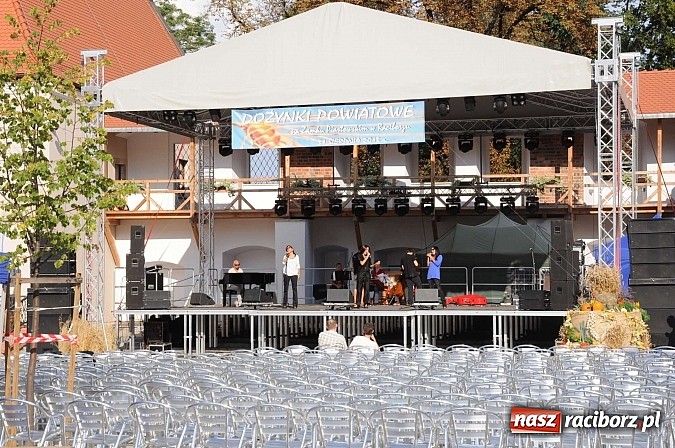 Zdjęcie w galerii na portalu naszraciborz.pl: Piękne Włoszki miały dziś próbę na zamku wiadomości z regionu