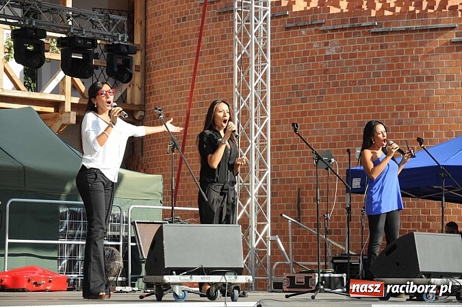 Zdjęcie w galerii na portalu naszraciborz.pl: Piękne Włoszki miały dziś próbę na zamku wiadomości z regionu