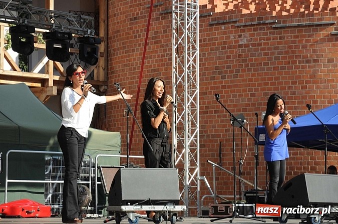 Zdjęcie w galerii na portalu naszraciborz.pl: Piękne Włoszki miały dziś próbę na zamku wiadomości z regionu