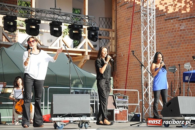 Zdjęcie w galerii na portalu naszraciborz.pl: Piękne Włoszki miały dziś próbę na zamku wiadomości z regionu