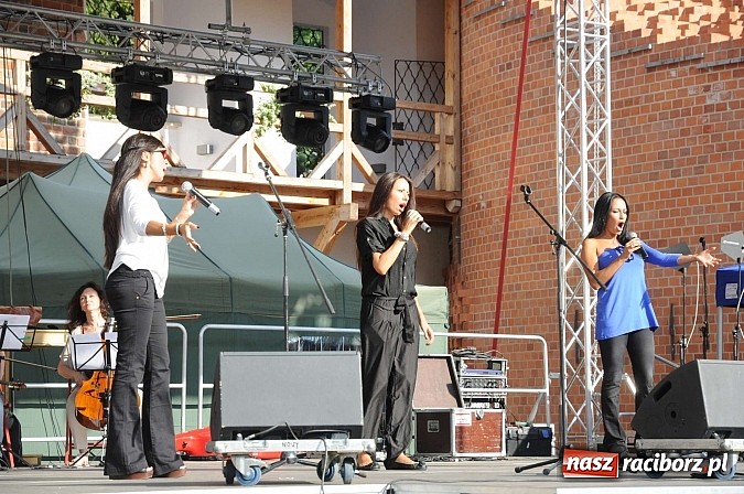 Zdjęcie w galerii na portalu naszraciborz.pl: Piękne Włoszki miały dziś próbę na zamku wiadomości z regionu