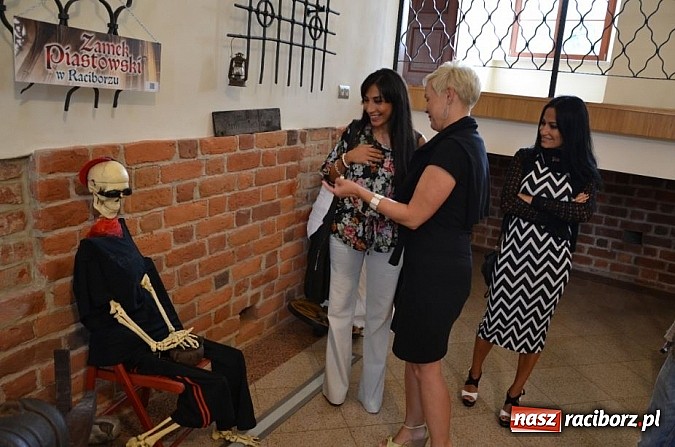 Zdjęcie w galerii na portalu naszraciborz.pl: Piękne Włoszki miały dziś próbę na zamku wiadomości z regionu