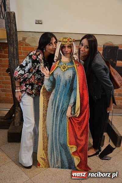 Zdjęcie w galerii na portalu naszraciborz.pl: Piękne Włoszki miały dziś próbę na zamku wiadomości z regionu