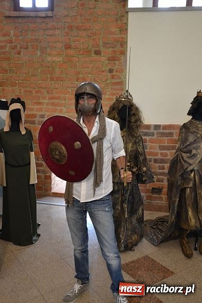 Zdjęcie w galerii na portalu naszraciborz.pl: Piękne Włoszki miały dziś próbę na zamku wiadomości z regionu