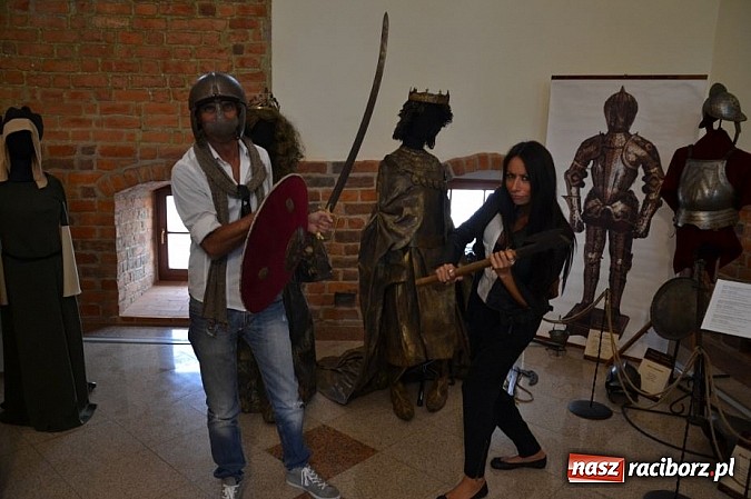 Zdjęcie w galerii na portalu naszraciborz.pl: Piękne Włoszki miały dziś próbę na zamku wiadomości z regionu