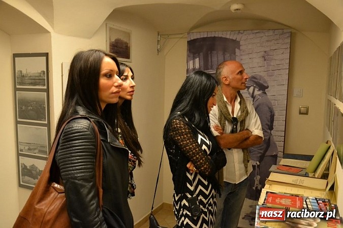 Zdjęcie w galerii na portalu naszraciborz.pl: Piękne Włoszki miały dziś próbę na zamku wiadomości z regionu