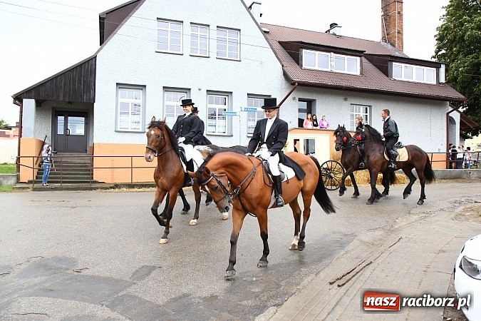 Zdjęcie w galerii na portalu naszraciborz.pl: Święto plonów w Żerdzinach z mażoretkami wiadomości z regionu