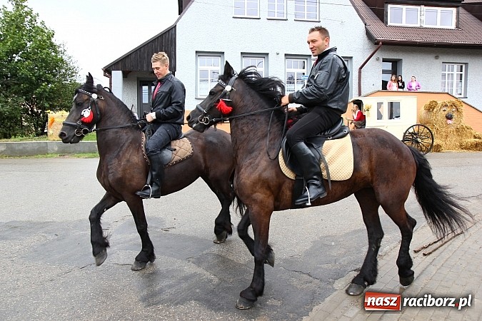 Zdjęcie w galerii na portalu naszraciborz.pl: Święto plonów w Żerdzinach z mażoretkami wiadomości z regionu