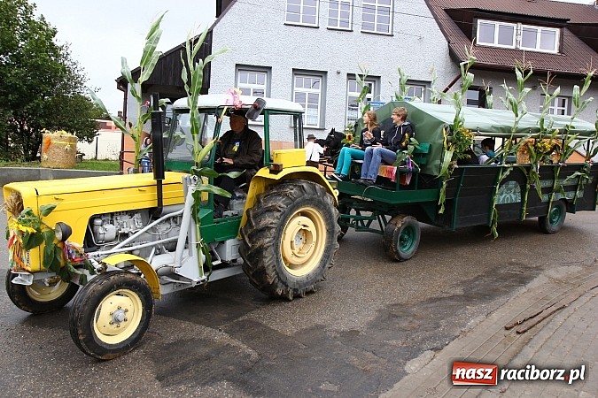 Zdjęcie w galerii na portalu naszraciborz.pl: Święto plonów w Żerdzinach z mażoretkami wiadomości z regionu