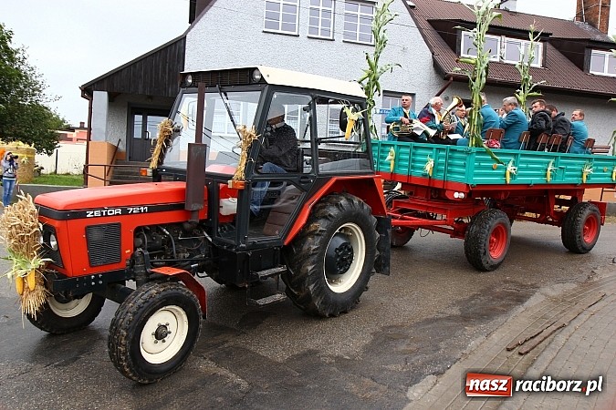 Zdjęcie w galerii na portalu naszraciborz.pl: Święto plonów w Żerdzinach z mażoretkami wiadomości z regionu