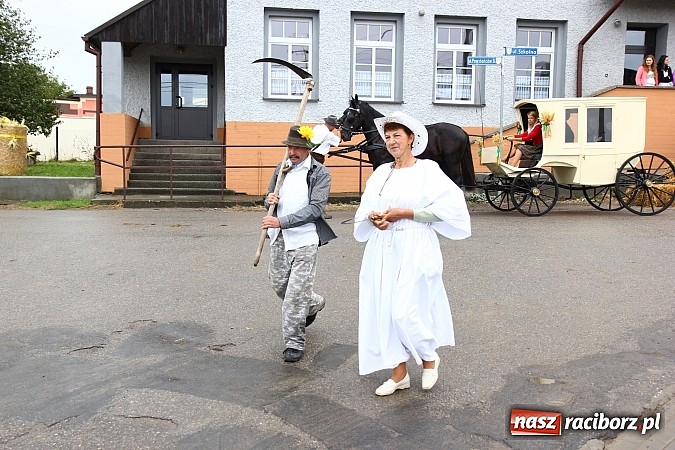 Zdjęcie w galerii na portalu naszraciborz.pl: Święto plonów w Żerdzinach z mażoretkami wiadomości z regionu