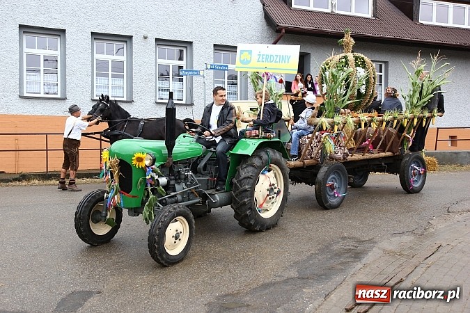 Zdjęcie w galerii na portalu naszraciborz.pl: Święto plonów w Żerdzinach z mażoretkami wiadomości z regionu